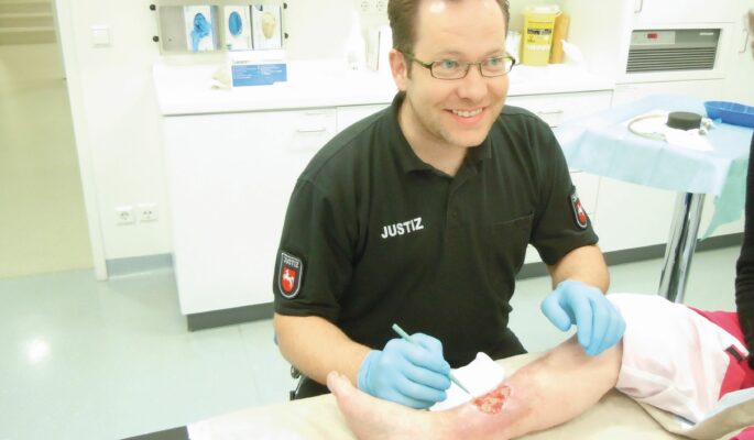 Björn Jäger arbeitet als examinierter Krankenpfleger im Niedersächsischen Justizvollzugskrankenhaus Lingen. (Foto: Medi)