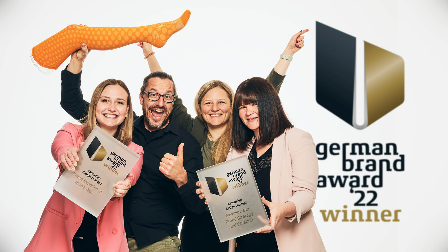 So sehen Sieger aus: Medi freut sich über gleich zwei Auszeichnungen. (Foto: Medi)