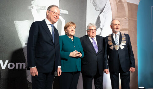 Ministerpräsident Stephan Weil (v.l.), Bundeskanzlerin Dr. Angela Merkel, Prof. Hans Georg Näder, Bürgermeister Wolfgang Nolte (Foto: Ottobock)