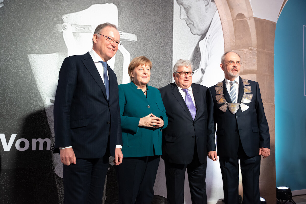 Ministerpräsident Stephan Weil (v.l.), Bundeskanzlerin Dr. Angela Merkel, Prof. Hans Georg Näder, Bürgermeister Wolfgang Nolte (Foto: Ottobock)