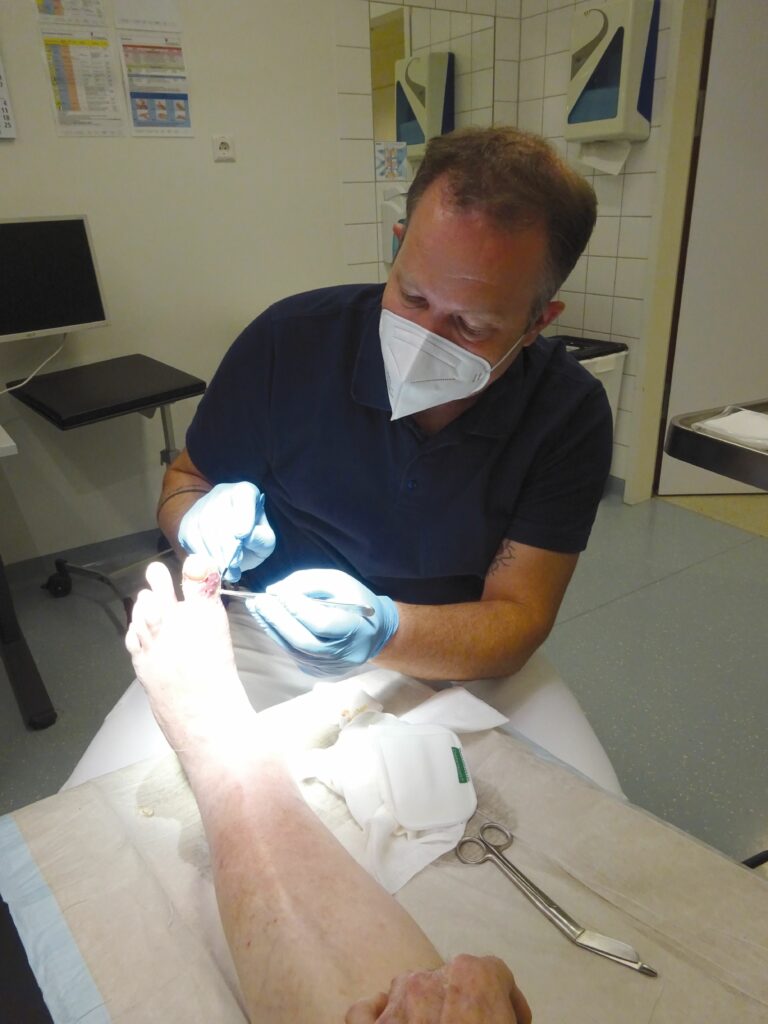 Für den Krankenpfleger sind die internen Netzwerke im Gefängniskrankenhaus wichtig, um eine gute Versorgung gewährleisten zu können. (Foto: Medi)