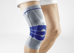 Die Kniebandage Genutrain von Bauerfeind umschließt das Knie von Patienten mit konischer Beinform.