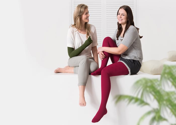 Foto: Moderne Kompressionsstrümpfe (Flachstrick) für die Ödemtherapie an Arm und Bein. (Bildquelle: Medi)
