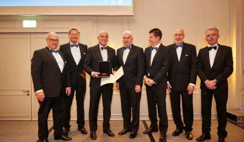 Vertreter der Deutschen Gesellschaft für Orthopädie und Orthopädische Chirurgie (DGOOC) überreichten die Georg-Hohmann-Plakette an Dr. Michael Weihermüller (v.l.): Prof. Dr. Dr. Bernd Kladny, Dr. med. Gerd Rauch, Dr. Michael Weihermüller, Prof. Dr. Dr. Werner E. Siebert, Univ. Prof. Dr. med. Joachim Windolf, Prof. Dr. med. Dietmar Pennig, Dr. med. Johannes Flechtenmacher. (Foto: Intercongress)