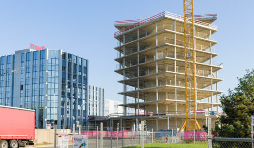 Der Rohbau des neuen Medi Verwaltungsgebäudes im Industriegebiet St. Georgen Ost ist fertiggestellt. Am 8. September wurde Richtfest gefeiert. (Foto: www.medi.de)