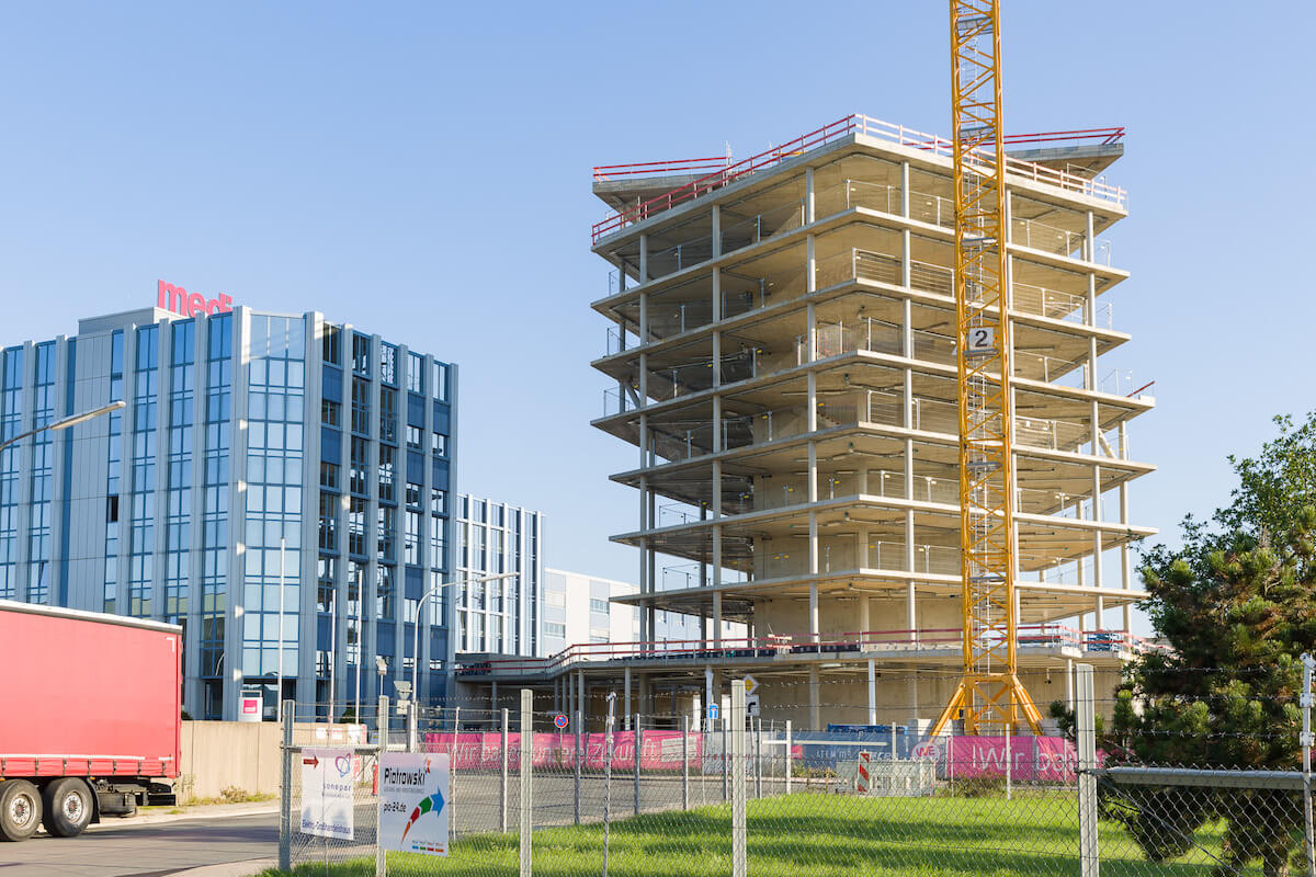 Der Rohbau des neuen Medi Verwaltungsgebäudes im Industriegebiet St. Georgen Ost ist fertiggestellt. Am 8. September wurde Richtfest gefeiert. (Foto: www.medi.de)