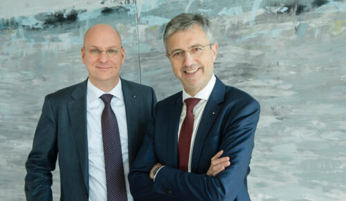 Der AOK Vorstand mit Stellvertreter Jens Martin Hoyer (l.) und Vorstandsvorsitzendem Martin Litsch (Foto: AOK-Mediendienst)