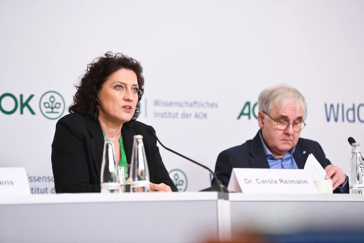 Dr. Carola Reimann und Prof. Dr. Jürgen Wasem bei der Vorstellung des Krankenhaus-Reports. (Foto: Andrea Katheder)
