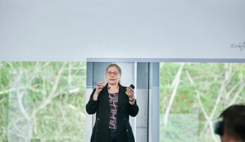 Auf dem Zukunftstag der Opta Data Gruppe stellte Kirsten Abel, Leiterin der Verbandskommunikation des BIV-OT, das Pilotprojekt eVerordnung Hilfsmittel vor. (Foto: Opta Data)
