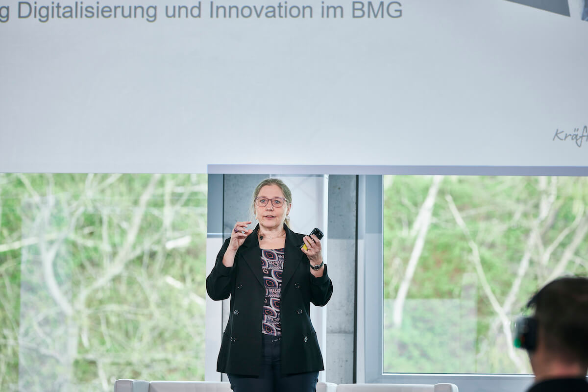 Auf dem Zukunftstag der Opta Data Gruppe stellte Kirsten Abel, Leiterin der Verbandskommunikation des BIV-OT, das Pilotprojekt eVerordnung Hilfsmittel vor. (Foto: Opta Data)