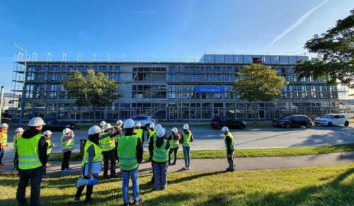 Im Frühjahr 2020 sollen Verwaltung, Produktion und Logistik von Alber in das neue Gebäude ziehen können. (Foto: Alber GmbH)