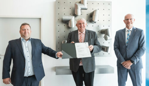 NRW-Minister Karl-Josef Laumann übergab den Zuwendungsbescheid für die BUFA-Modernisierung am 20. Juli 2021 an BIV-OT-Präsident Alf Reuter (r.) und Lars Grun, Vorsitzender des Schulträgers der BUFA (l.). (Foto: BUFA/Baege)