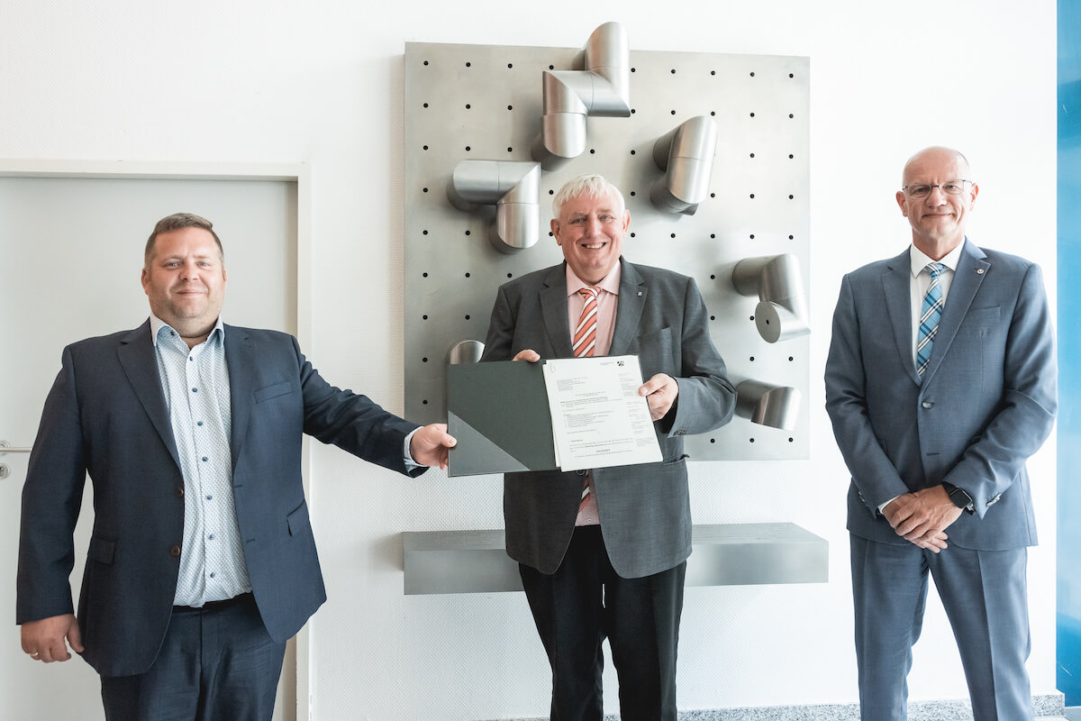 NRW-Minister Karl-Josef Laumann übergab den Zuwendungsbescheid für die BUFA-Modernisierung am 20. Juli 2021 an BIV-OT-Präsident Alf Reuter (r.) und Lars Grun, Vorsitzender des Schulträgers der BUFA (l.). (Foto: BUFA/Baege)
