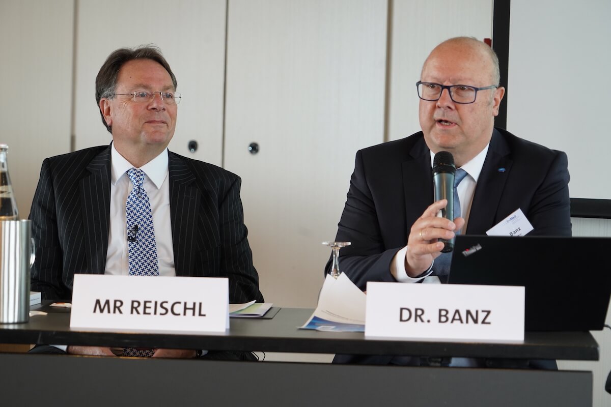 Wilfried Reischl (Bundesministerium für Gesundheit, l.) und Dr. Michael Banz, Leiter Rechtsabteilung der Paul Hartmann AG und Moderator des BVMed-Symposiums zum Medizinprodukterecht 2019. (Foto: BVMed)