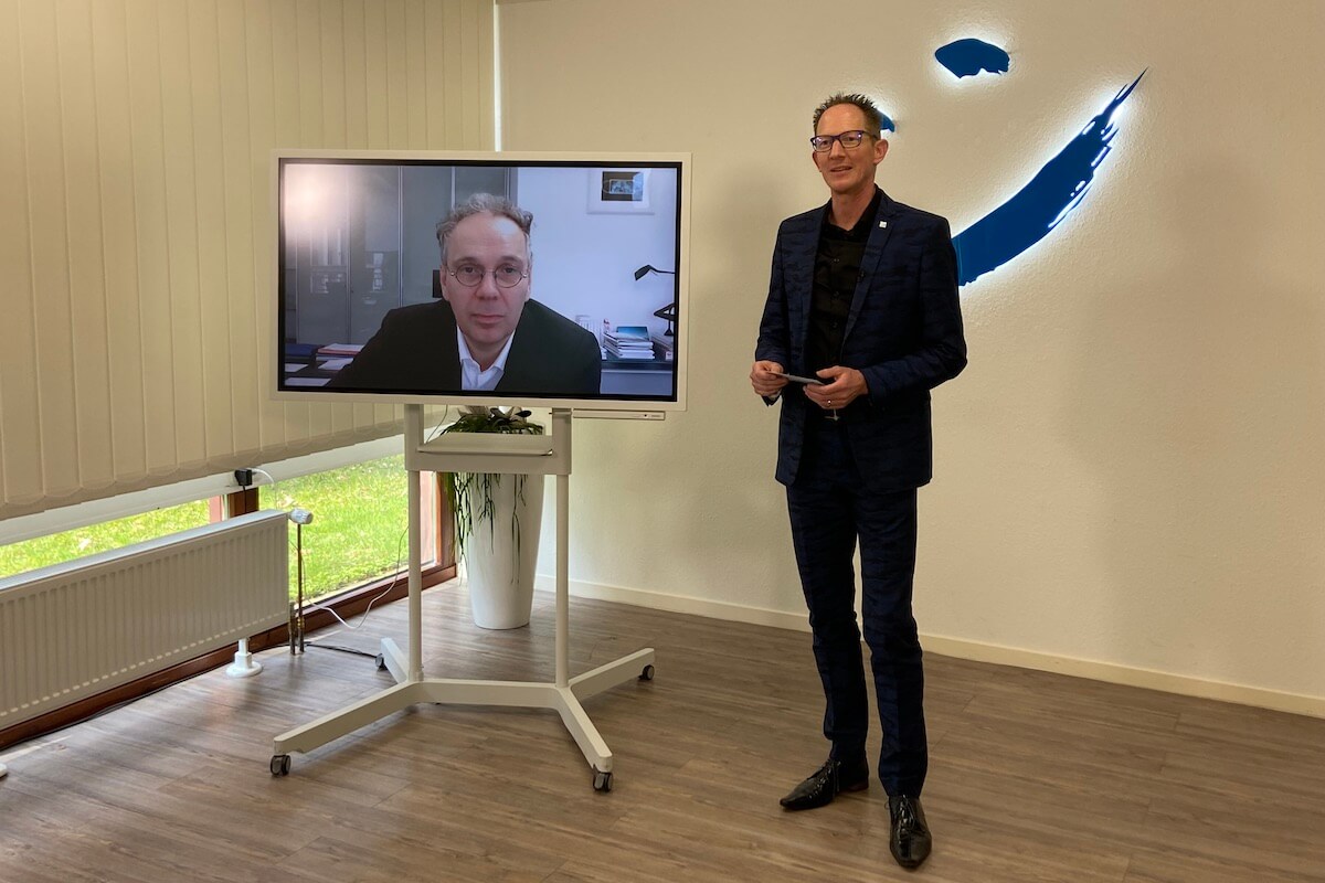 BVMed-Geschäftsführer und Vorstandsmitglied Dr. Marc-Pierre Möll (li. neben Ben Bake, Vorstandsvorsitzender Sanitätshaus Aktuell AG) gab auf der Cheftagung der Sanitätshaus Aktuell AG einen Einblick in die Arbeit einer Interessenvertretung. (Foto: Sanitätshaus Aktuell)