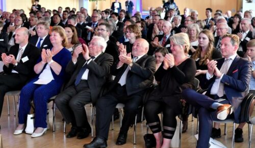 Bauerfeind feierte sein 90-jähriges Bestehen mit einer Festveranstaltung in Zeulenroda: (v.l.) Landtagsabgeordneter Volker Emde, Landrätin Martina Schweinsburg, Ministerpräsident a.D. Dr. Bernhard Vogel, Prof. Hans B. Bauerfeind und seine Ehefrau Marion sowie Festredner Dr. Eckart von Hirschhausen. (Foto: Bauerfeind)