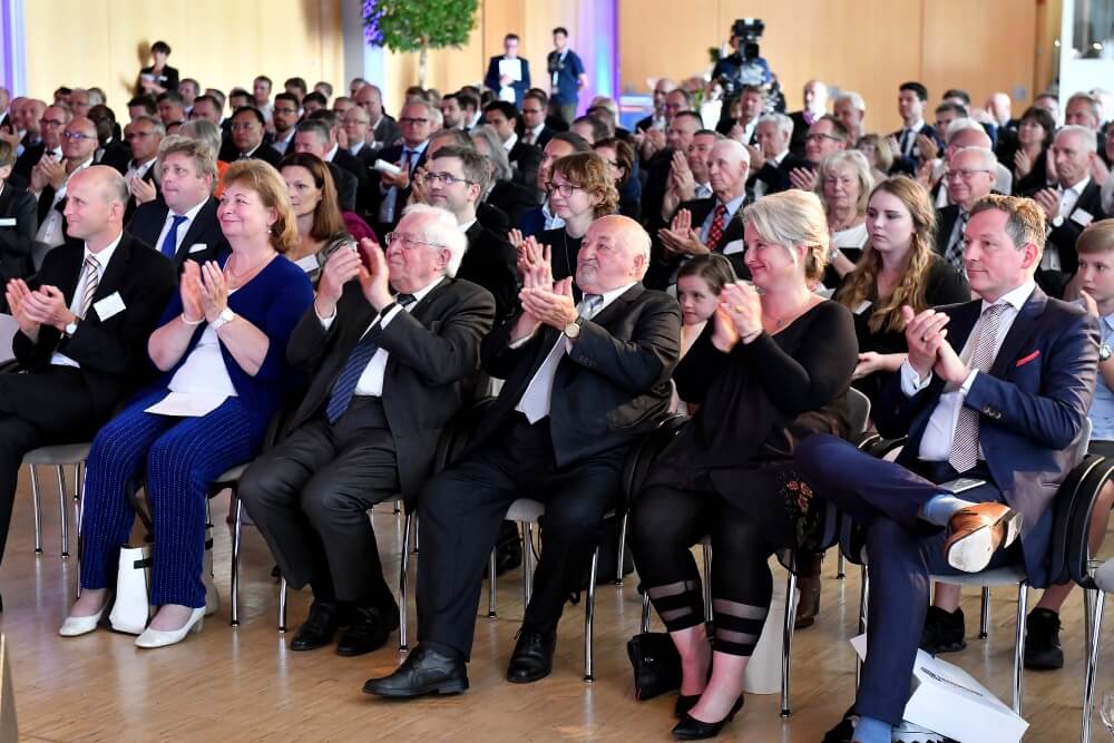 Bauerfeind feierte sein 90-jähriges Bestehen mit einer Festveranstaltung in Zeulenroda: (v.l.) Landtagsabgeordneter Volker Emde, Landrätin Martina Schweinsburg, Ministerpräsident a.D. Dr. Bernhard Vogel, Prof. Hans B. Bauerfeind und seine Ehefrau Marion sowie Festredner Dr. Eckart von Hirschhausen. (Foto: Bauerfeind)