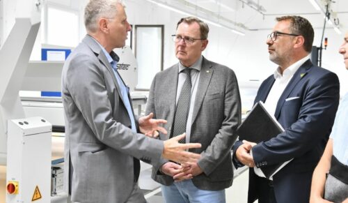 Andreas Lauth (li.) führte den Thüringer Ministerpräsidenten Bodo Ramelow (Mitte) sowie Geras Oberbürgermeister Julian Vonarb (re.) durch das Werk der Bauerfeind AG in Gera. (Foto: Bauerfeind)