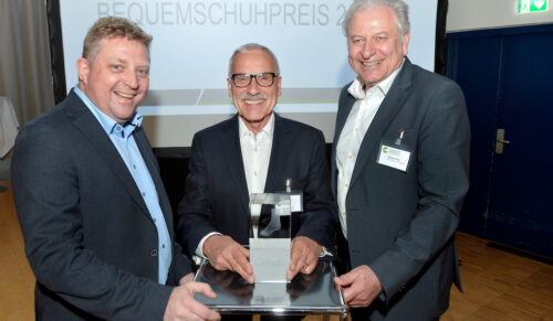 Bequemschuhpreis 2019/ 8. Bequemschuh-Symposium in Zeulenroda. Preisträger ist Dr. Norbert L. Becker (Mitte), Geschäftsführender Gesellschafter fair2feed, rechts Michael Zoller, Markenleiter bei Berkemann, links Thomas Bauerfeind, Geschäftsführer Berkemann Gruppe (Foto: Volkmar Heinz)