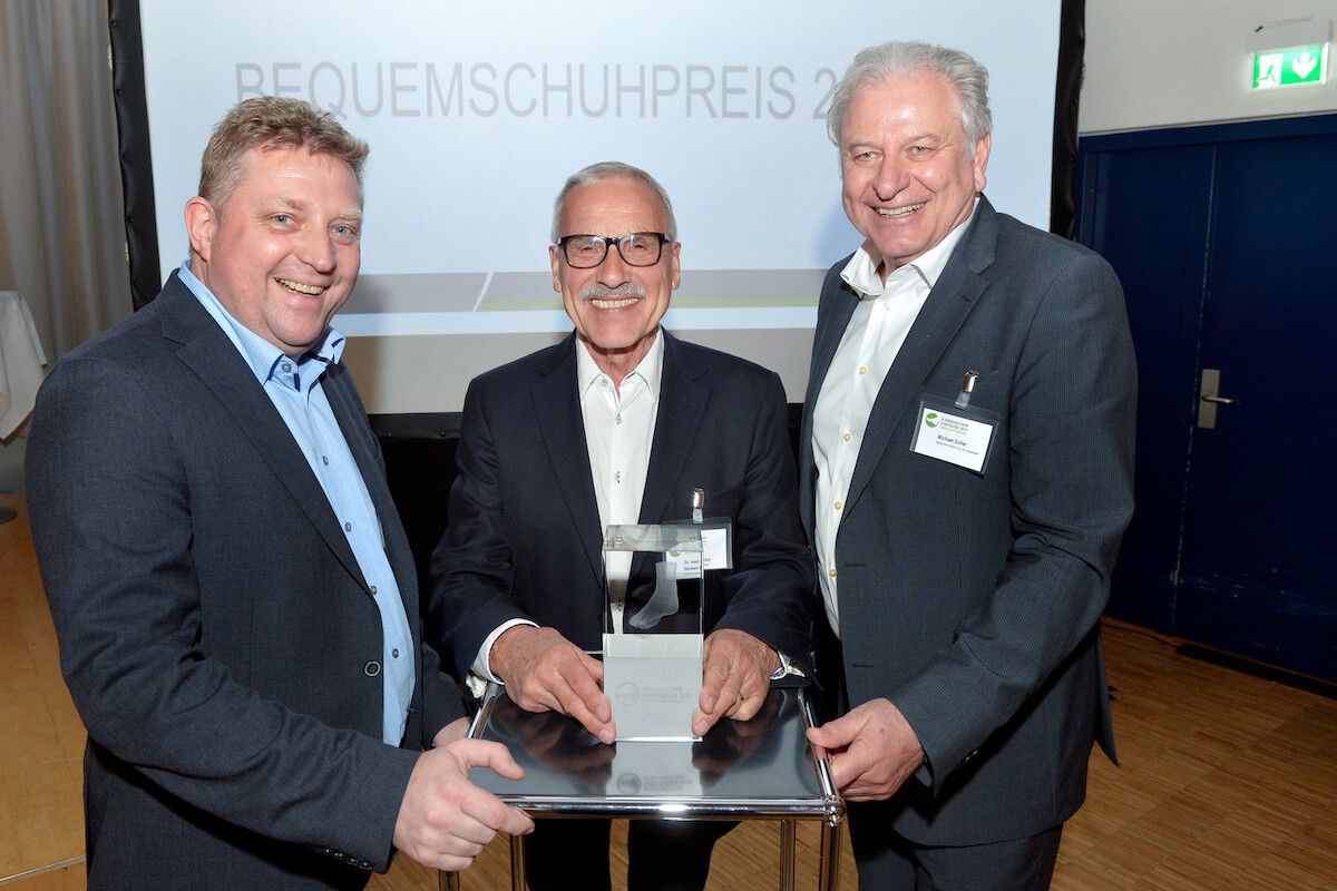 Bequemschuhpreis 2019/ 8. Bequemschuh-Symposium in Zeulenroda. Preisträger ist Dr. Norbert L. Becker (Mitte), Geschäftsführender Gesellschafter fair2feed, rechts Michael Zoller, Markenleiter bei Berkemann, links Thomas Bauerfeind, Geschäftsführer Berkemann Gruppe (Foto: Volkmar Heinz)