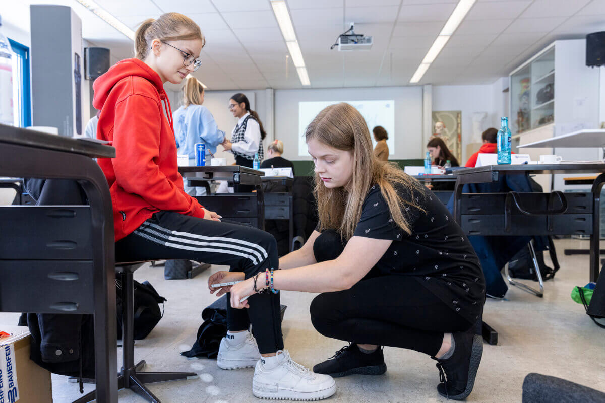 Das Azubi-Camp von Bufa und Bauerfeind vermittelt den künftigen Sanitätshausmitarbeiterinnen und -mitarbeitern praxisbezogenes Wissen. (Foto: Bauerfeind)