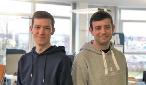 Patrice Voß (l.) und Felix Hoffmann bilden bei Bauerfeind künftig Fachinformatiker aus. (Foto: Bauerfeind)