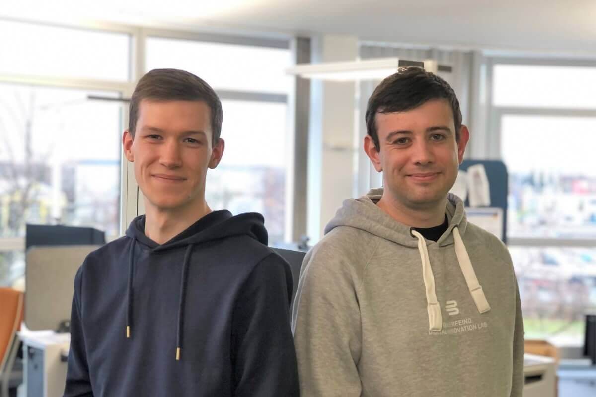 Patrice Voß (l.) und Felix Hoffmann bilden bei Bauerfeind künftig Fachinformatiker aus. (Foto: Bauerfeind)