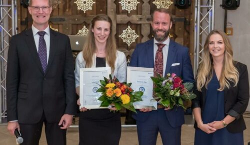 Lisa Kiehl vom UKSH Campus Lübeck und Dominik Eibl von der Universität Regensburg erhielten den mit jeweils 5.000 Euro dotierten Bauerfeind-Doktorandenpreis 2022. Es gratulierten DGP-Präsident Prof. Dr. Markus Stücker (l.) und Michelle Schaub (r.) von Bauerfeind. (Foto: Bauerfeind)