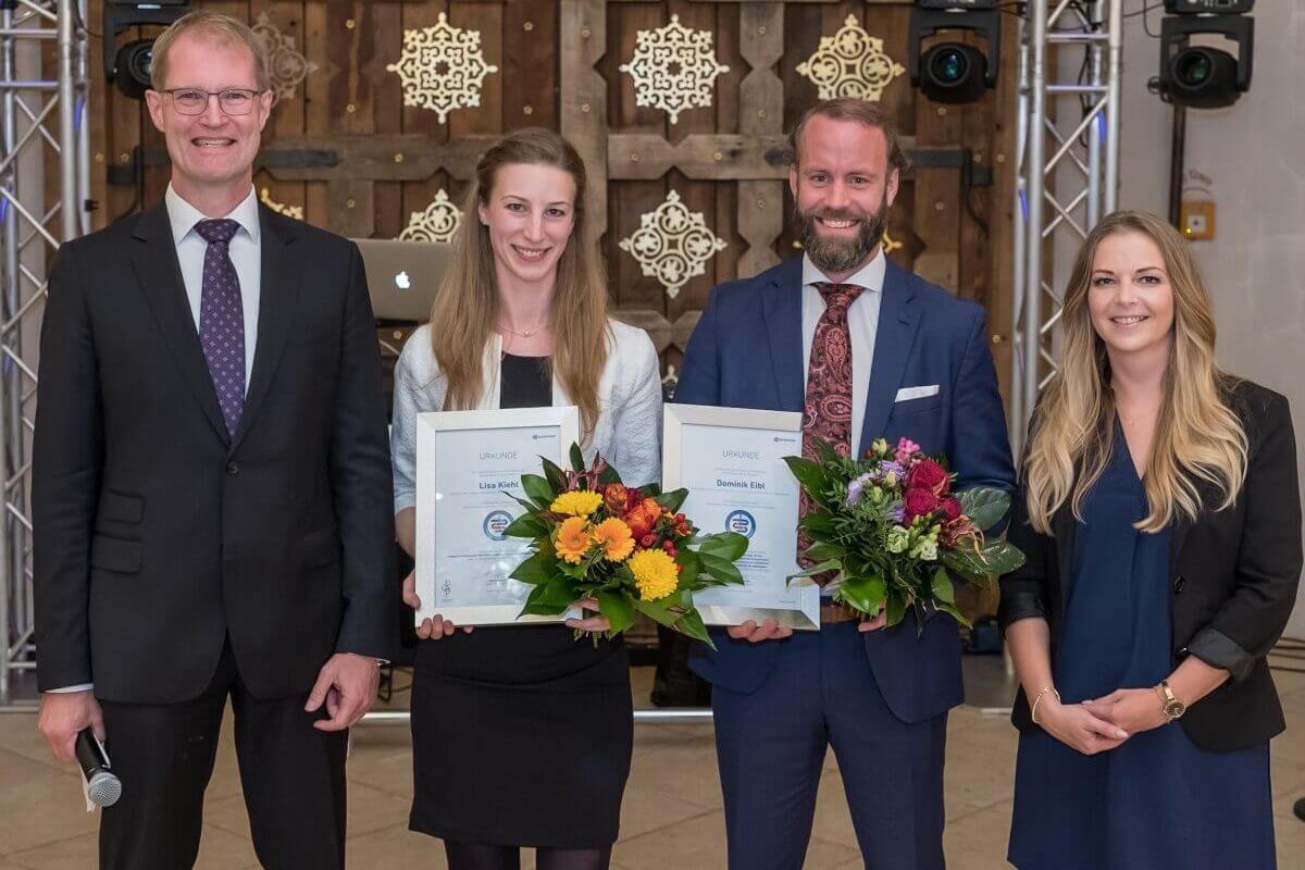 Lisa Kiehl vom UKSH Campus Lübeck und Dominik Eibl von der Universität Regensburg erhielten den mit jeweils 5.000 Euro dotierten Bauerfeind-Doktorandenpreis 2022. Es gratulierten DGP-Präsident Prof. Dr. Markus Stücker (l.) und Michelle Schaub (r.) von Bauerfeind. (Foto: Bauerfeind)