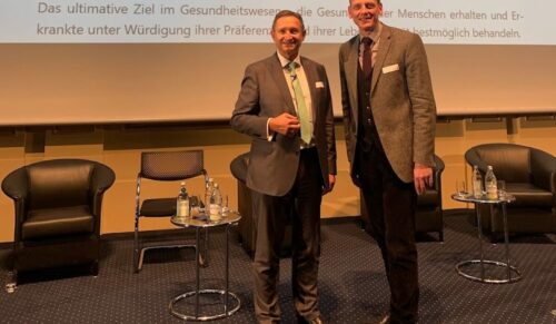 Prof. Dr. Alexander Schachtrupp, Geschäftsführer der B. Braun-Stiftung (r.), und Dr. h. c. Helmut Hildebrandt, Vorstandsvorsitzender von Optimedis, haben gemeinsam mit Experten aus dem Gesundheitswesen einen Appell an die Politik der neuen Legislatur gerichtet. (Foto: Optimedis)
