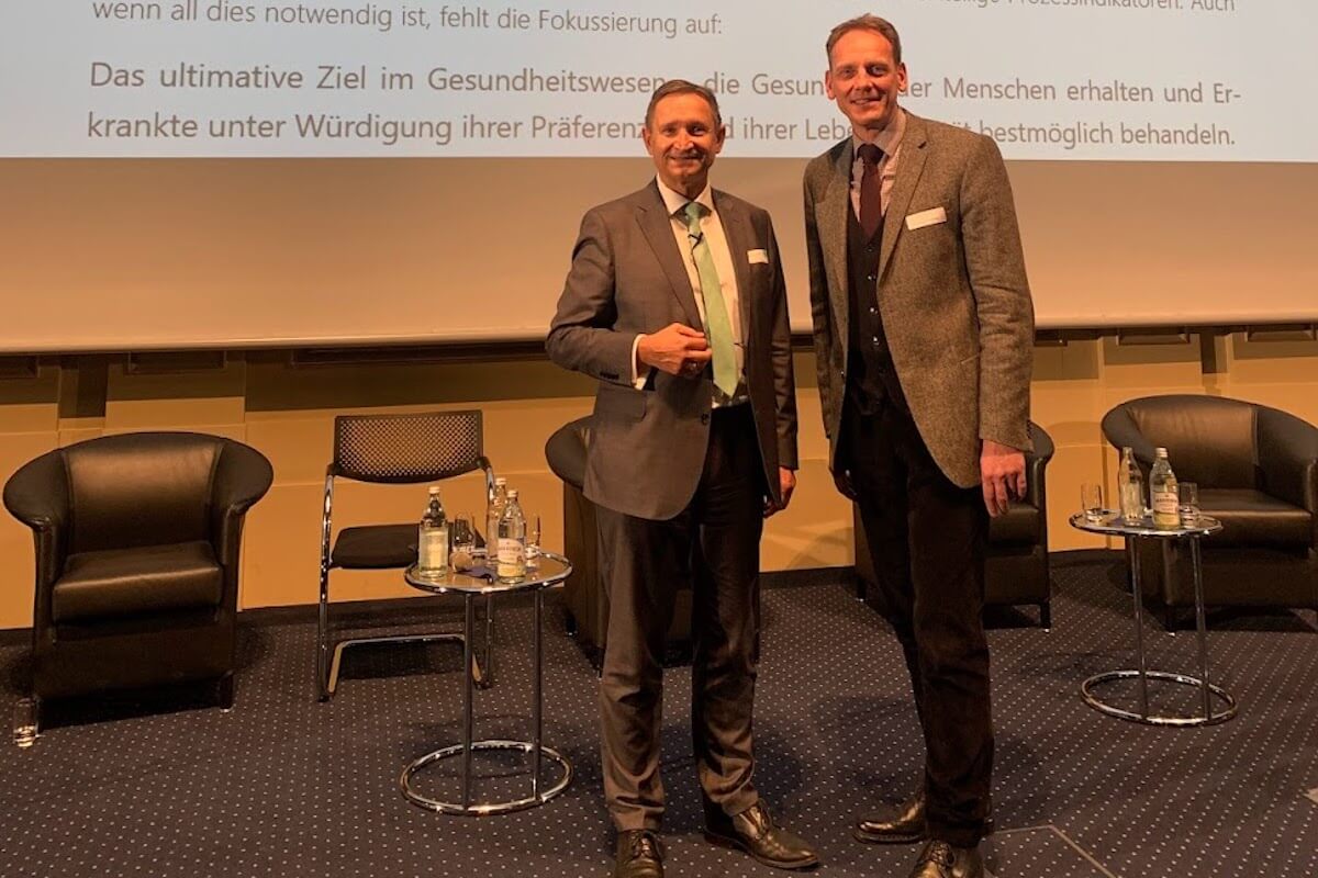 Prof. Dr. Alexander Schachtrupp, Geschäftsführer der B. Braun-Stiftung (r.), und Dr. h. c. Helmut Hildebrandt, Vorstandsvorsitzender von Optimedis, haben gemeinsam mit Experten aus dem Gesundheitswesen einen Appell an die Politik der neuen Legislatur gerichtet. (Foto: Optimedis)