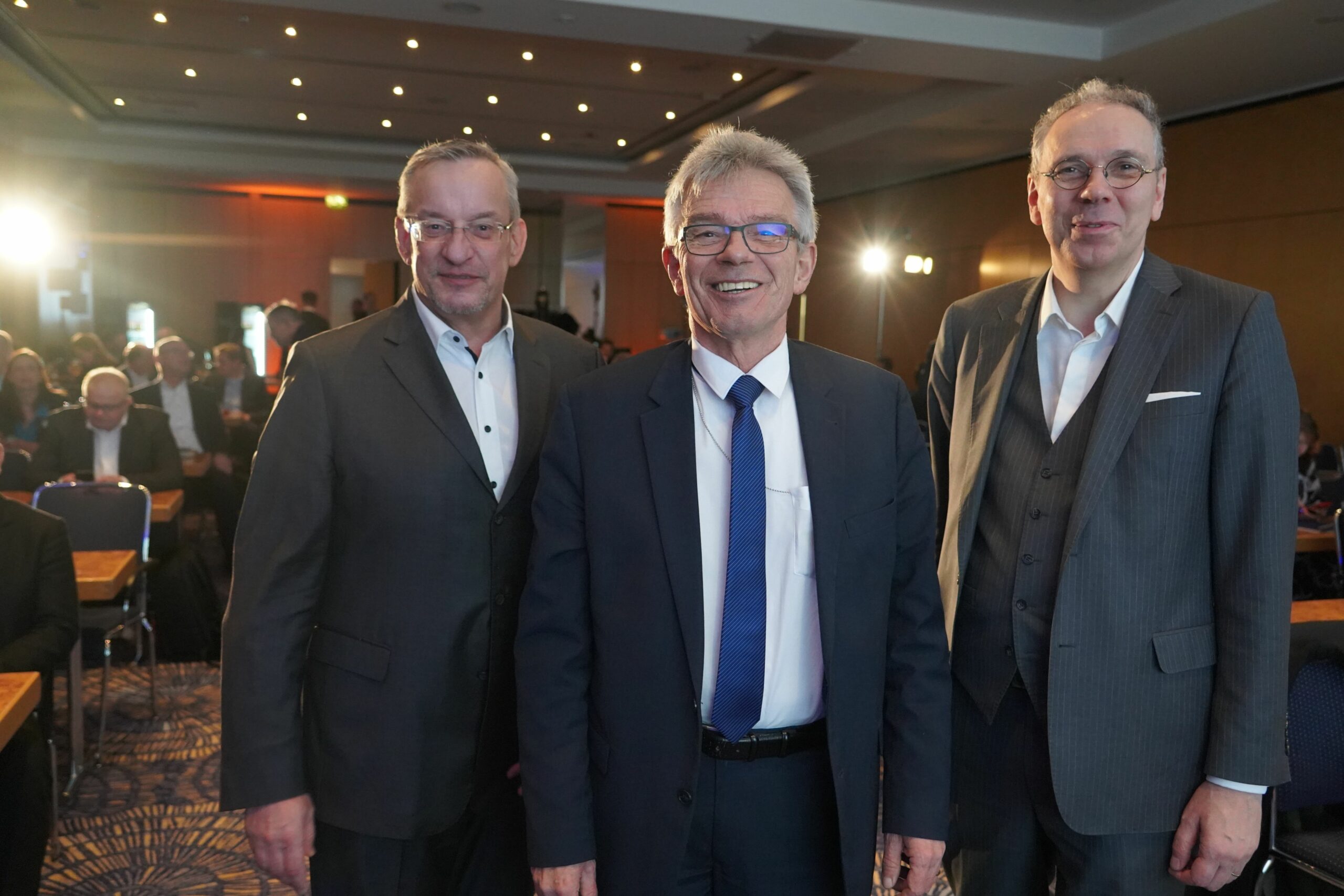 G-BA-Vorsitzender Prof. Josef Hecken mit BVMed-Vorsitzendem Dr. Meinrad Lugan (links) und BVMed-Geschäftsführer Dr. Marc-Pierre Möll (rechts) auf der BVMed-Mitgliederversammlung 2023(Foto: BVMed)