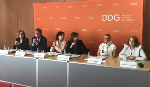Diskutierten über die Nationale Diabetes-Strategie (v.l.): Dr. Gottlobe Fabisch (VDBD), Jens Kröger (diabetesDE), Professor Dr. med. Monika Kellerer (DDG), Moderatorin Anne-Katrin Döbler, MdB Sabine Dittmar und die Hamburger Gesundheitssenatorin Cornelia Prüfer-Storcks (Foto: DDG)