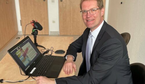 Digitaler Venentag 2021: Professor Dr. Markus Stücker präsentierte das Programm und beantwortete im Chat die Fragen der Teilnehmenden. (Foto: Kath. Klinikum Bochum)
