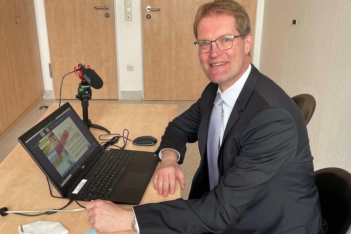 Digitaler Venentag 2021: Professor Dr. Markus Stücker präsentierte das Programm und beantwortete im Chat die Fragen der Teilnehmenden. (Foto: Kath. Klinikum Bochum)