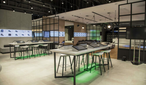 Eobuwie stellt kein einziges Schuh­modell aus. Das Sortiment wird ausschließlich über Digital Signage und Tablets präsentiert. (Foto: Eobuwie)