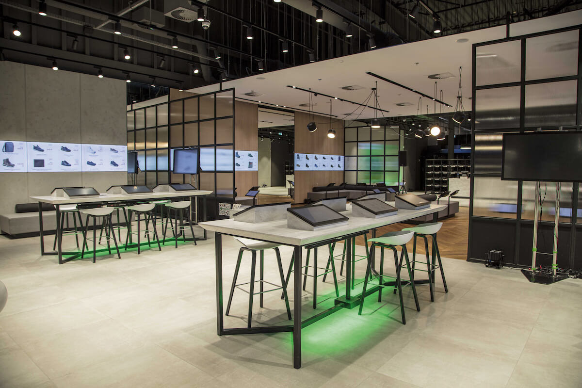 Eobuwie stellt kein einziges Schuh­modell aus. Das Sortiment wird ausschließlich über Digital Signage und Tablets präsentiert. (Foto: Eobuwie)