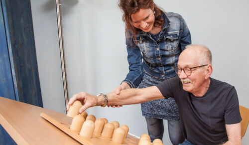 Eine Ergotherapeutin übt mit einem an ALS erkrankten Patienten. (Foto: DVE/ J. Metzger)