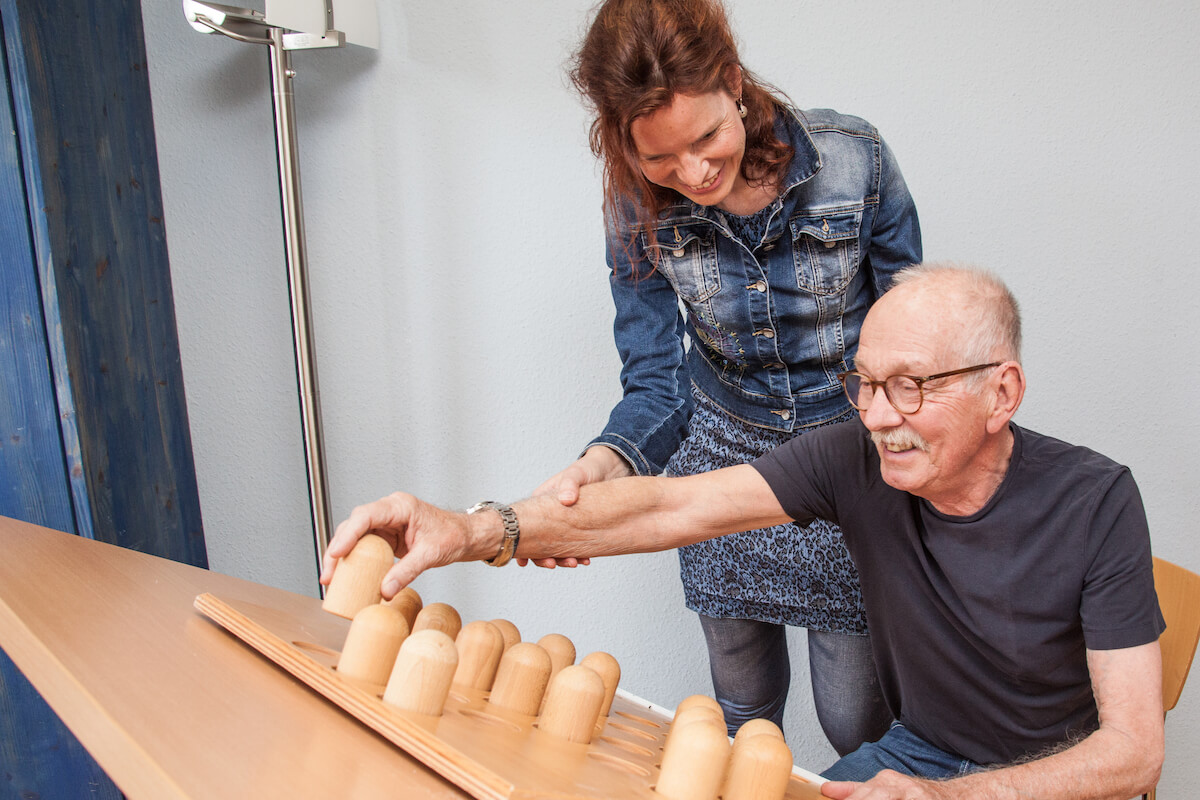 Eine Ergotherapeutin übt mit einem an ALS erkrankten Patienten. (Foto: DVE/ J. Metzger)