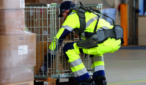 Ottobock stattet Schenker mit Exoskeletten der Reihe Paexo aus. (Foto: DB Schenker)