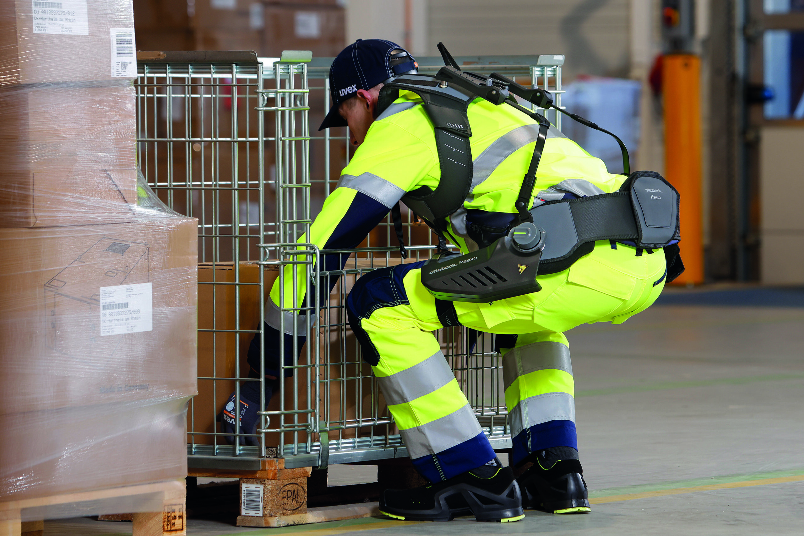 Ottobock stattet Schenker mit Exoskeletten der Reihe Paexo aus. (Foto: DB Schenker)