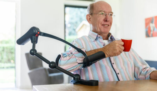 Die Armunterstützungssysteme Gowing2 und Dowing2 lassen sich individuell anpassen und sorgen für mehr Selbstständigkeit. (Foto: Focal Meditech/Kinova Europe GmbH)
