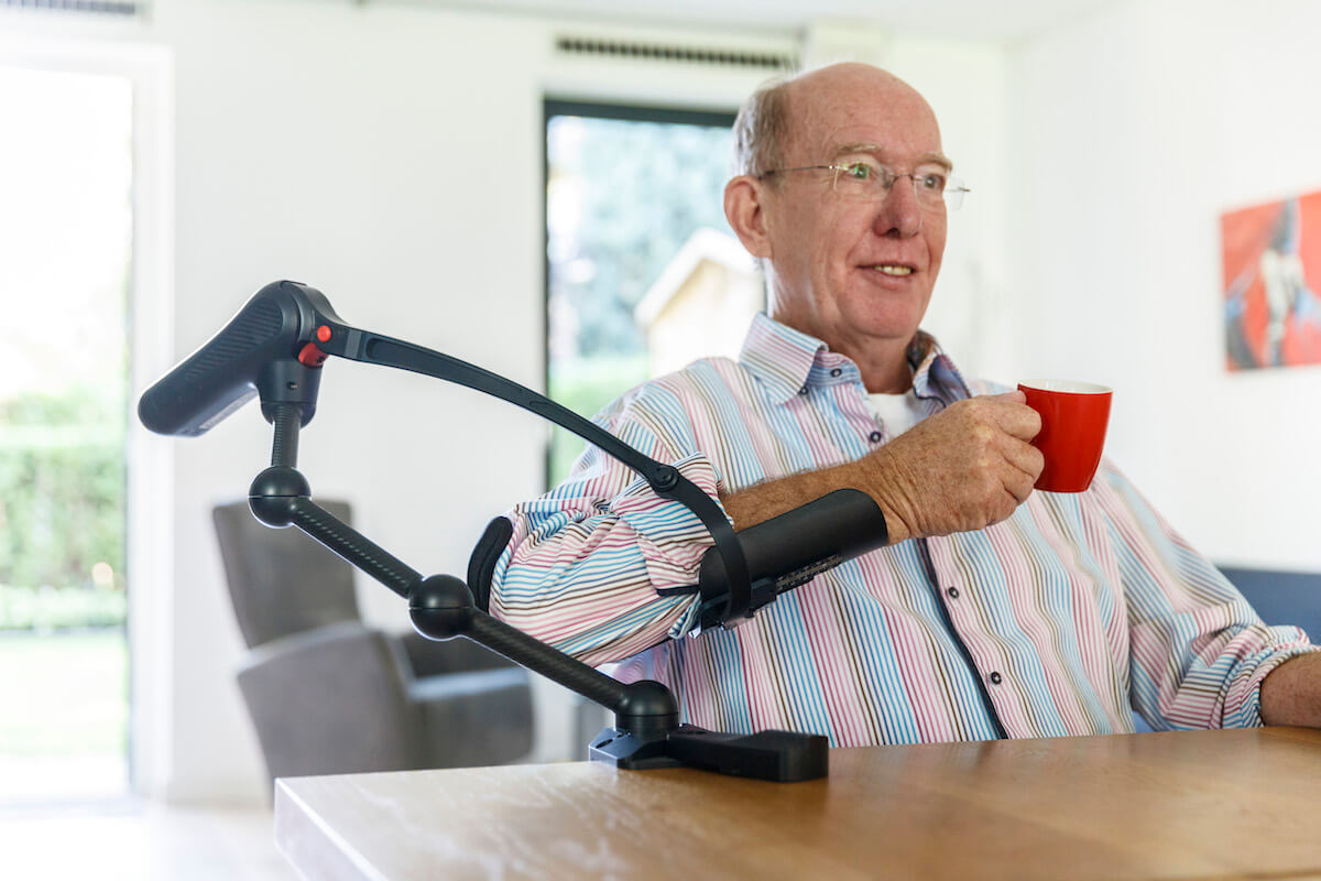 Die Armunterstützungssysteme Gowing2 und Dowing2 lassen sich individuell anpassen und sorgen für mehr Selbstständigkeit. (Foto: Focal Meditech/Kinova Europe GmbH)