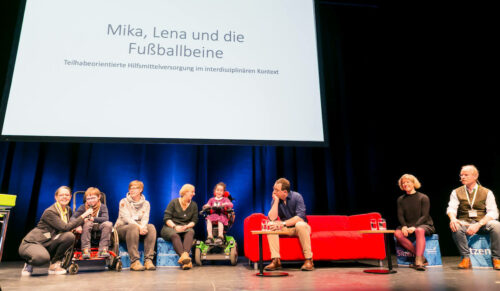 In interdisziplinären Sprechstunden standen beim Kongress im Jahr 2019 Familien und Kinder mit Ärzten, Therapeuten und Technikern gemeinsam auf der Bühne und füllten große Veranstaltungssäle. (Foto: RehaKIND/Jan Kobel)