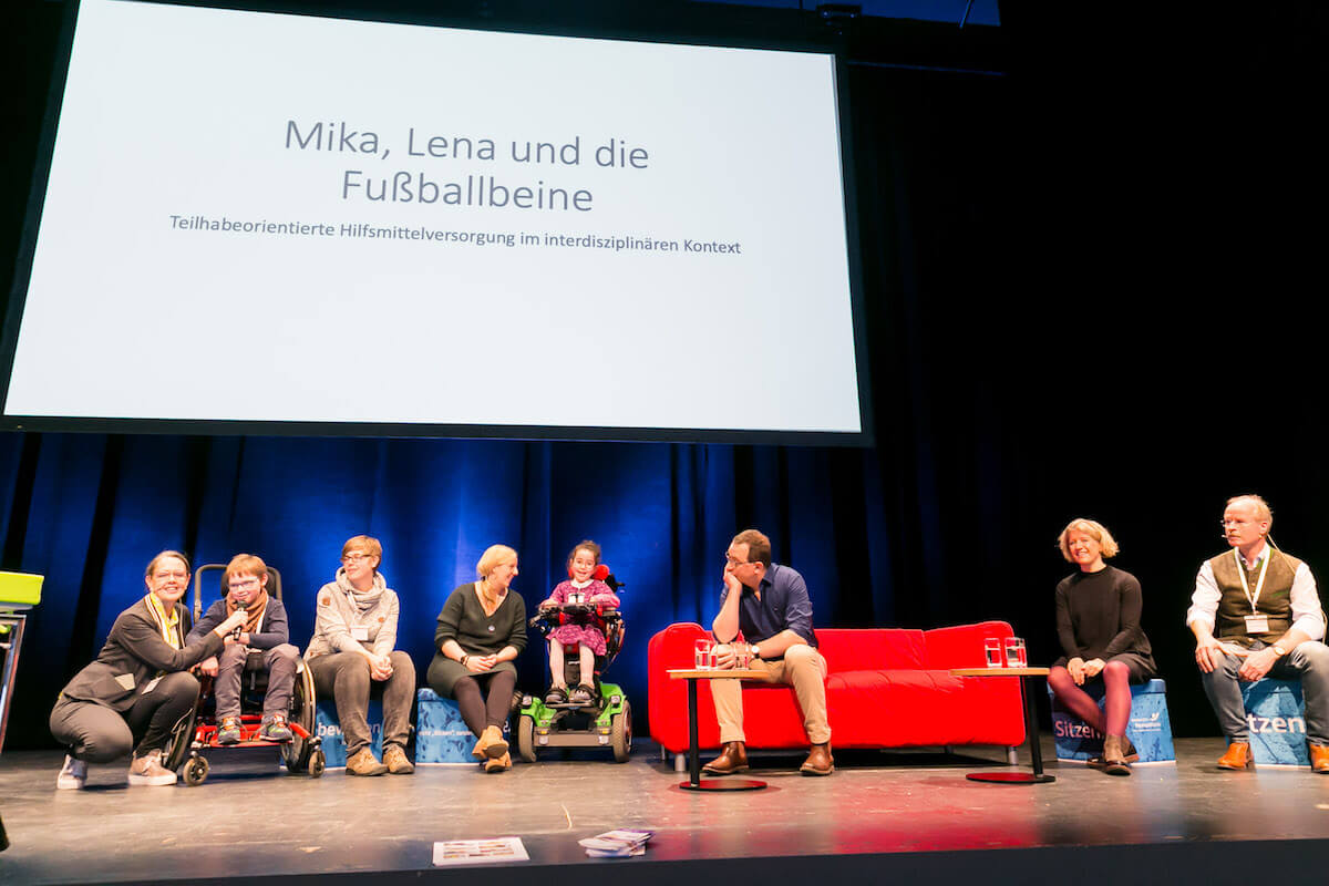 In interdisziplinären Sprechstunden standen beim Kongress im Jahr 2019 Familien und Kinder mit Ärzten, Therapeuten und Technikern gemeinsam auf der Bühne und füllten große Veranstaltungssäle. (Foto: RehaKIND/Jan Kobel)