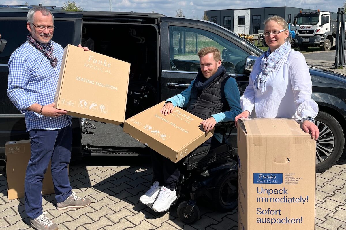 Er kam, um medizinische Matratzen abzuholen und Danke zu sagen: Samuel Koch besuchte Patricia und Andreas Funke von Funke Medical in Raesfeld. (Foto: Allendorf und Maurer GmbH und der Funke Medical GmbH)