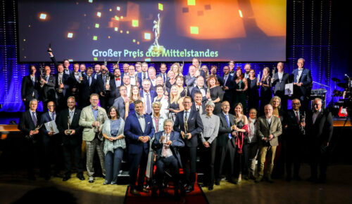Galaabend in Düsseldorf: Patricia und Andreas Funke (erste Reihe rechts außen) haben für Funke Medical die Auszeichnung als Finalist beim „Großen Preis des Mittelstands“ entgegengenommen. (Foto: Christian Kahle)