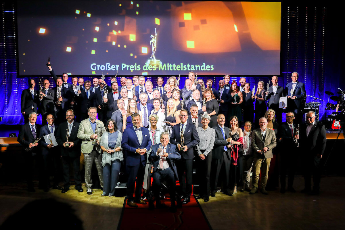 Galaabend in Düsseldorf: Patricia und Andreas Funke (erste Reihe rechts außen) haben für Funke Medical die Auszeichnung als Finalist beim „Großen Preis des Mittelstands“ entgegengenommen. (Foto: Christian Kahle)