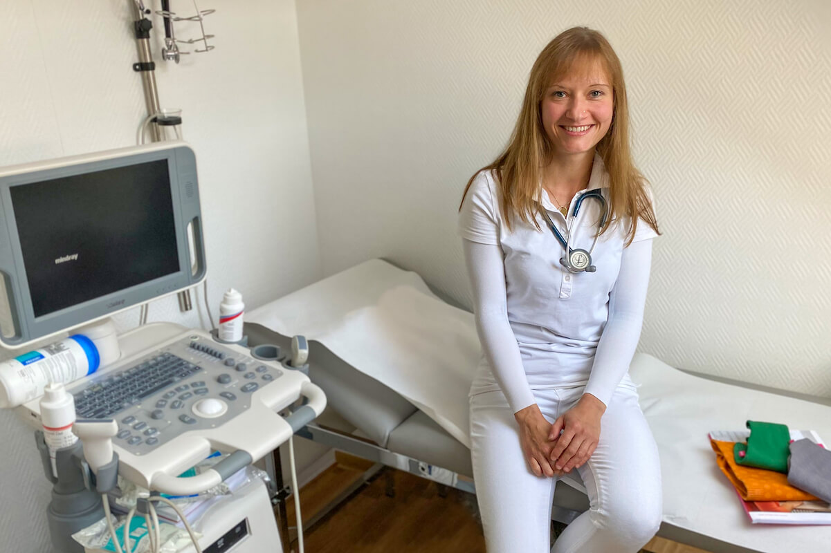 „Es ist eine Wunschvorstellung und selten tatsächlich möglich, dass man nach einer Liposuktion keine medizinische Kompression mehr benötigt – die Realität sieht anders aus“, sagt Lipödem-Patientin und Ärztin Dr. Nicole Gerlach. (Foto: Dr. Nicole Gerlach)