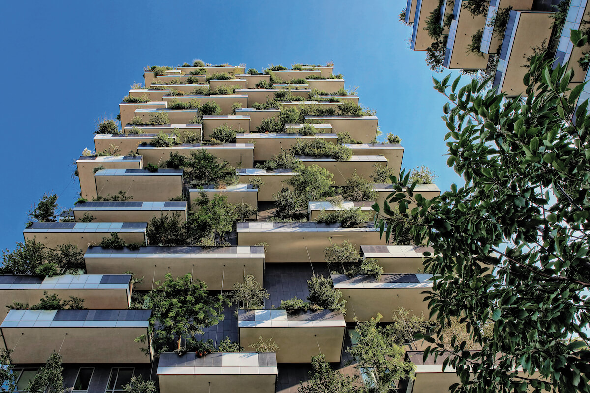 Vertikalarchitektur mit eigenen Grünflächen wirkt sich positiv auf die Psyche aus. Außerdem bringt „Gartenarchitektur“ Grünflächen zurück in die Stadt.
(Foto: Ricardo Gomez Angel auf Unsplash)
